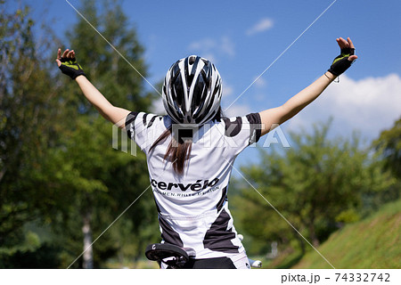ロードバイクレースで勝利をして喜ぶ女性ロードレーサー ロードバイクレースで勝利をして喜ぶ女性ロードレーサー 74332742
