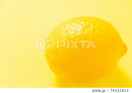 レモン1個 の写真素材