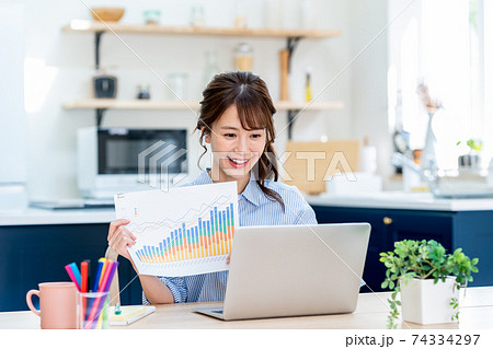 在宅でテレワークする若いビジネスウーマン 74334297