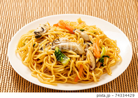 牡蠣とチンゲンサイの中華風焼きそば。 牡蠣とチンゲンサイの中華風焼きそば。 74334429