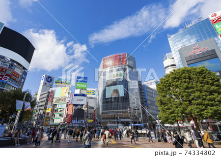 【東京都】都市景観 渋谷駅前の雑踏（ボケ表現） 74334802