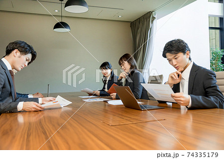 ビジネス会議イメージ 74335179