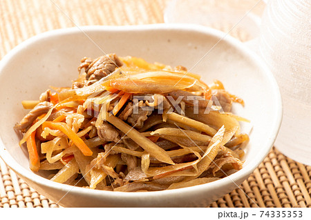 きんぴらごぼう(牛肉入り)。日本酒のおつまみイメージ。 きんぴらごぼう(牛肉入り)。日本酒のおつまみイメージ。 74335353