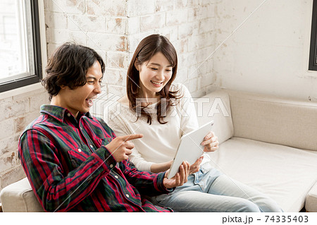 若いカップル　お家時間 74335403