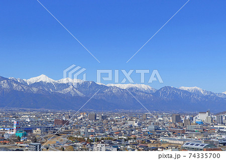 岳都松本　冬の市街地と北アルプス 74335700