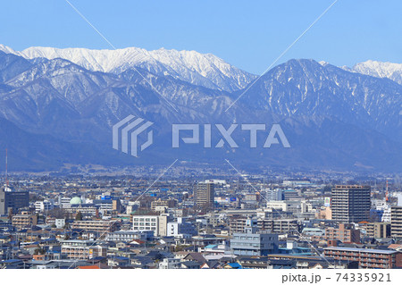 岳都松本　冬の市街地と北アルプス 74335921