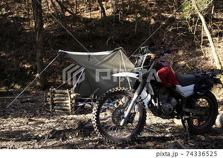 オフロードバイクとテント オフロードバイクとテント 74336525