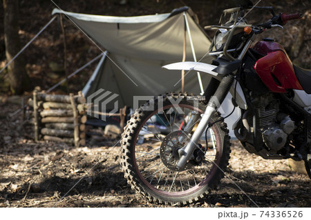 オフロードバイクとテント 74336526