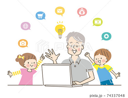 パソコンを操作するシニア男性と笑顔の孫 74337048