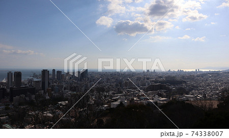 神戸に降り注ぐ太陽の光 74338007