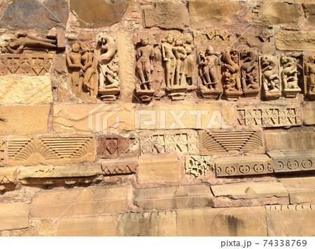 インドのカジュラホの建造物群の壁 74338769
