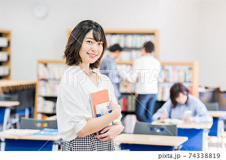 教室の女子大学生　撮影協力：中央工学校附属日本語学校 74338819