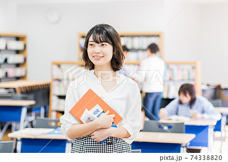 教室の女子大学生　撮影協力：中央工学校附属日本語学校 74338820