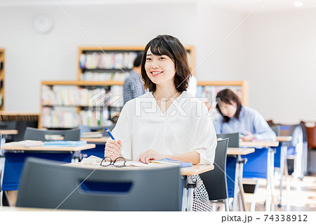 教室で授業を受ける女子大学生　撮影協力：中央工学校附属日本語学校 74338912