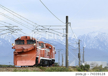 立山連峰を背に走る北陸の冬を守るラッセル車試運転 立山連峰を背に走る北陸の冬を守るラッセル車試運転 74339128