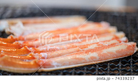 ズワイガニ　七輪で炭火焼き 74339237