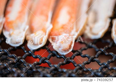 ズワイガニ　七輪で炭火焼き 74339257