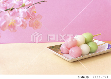 桜と三色団子。お花見、雛祭り、新生活、春、日本など 74339291