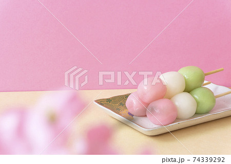 桜と三色団子。お花見、雛祭り、新生活、春、日本など 74339292