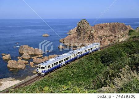 引退迫る日本海を背に走る五能線キハ40系 引退迫る日本海を背に走る五能線キハ40系 74339300