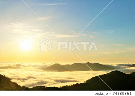 北海道　夜明けの太陽と雲海の大地 74339361