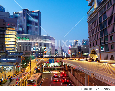 夕暮れの大阪梅田 梅田新歩道橋とキタの街並み 74339651