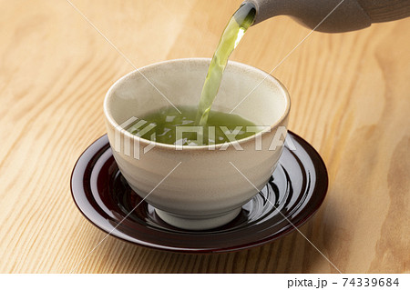 日本茶を淹れる 74339684