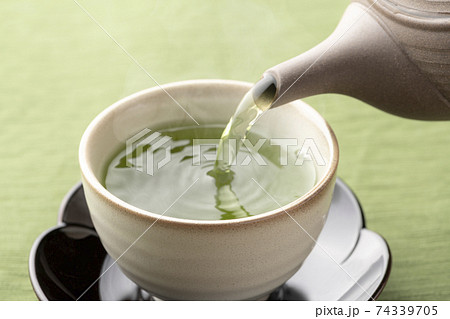 日本茶を淹れる 74339705