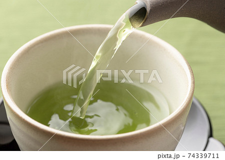 日本茶を淹れる 74339711