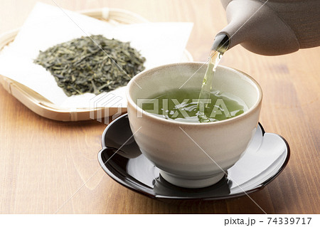 日本茶を淹れる 74339717