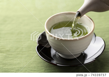 日本茶を淹れる 74339737