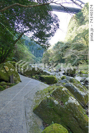 雄川の滝へ向かう遊歩道　鹿児島県 74340374