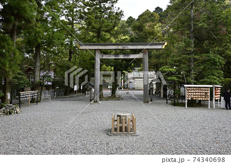 猿田彦神社　古殿地と八角鳥居 74340698