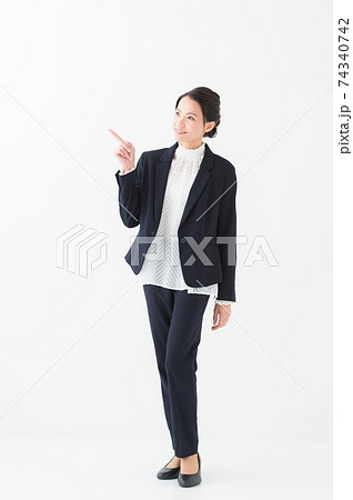 20代女性　ビジネス　全身 74340742