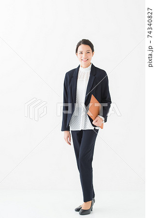 働く女性 20代 全身 働く女性 20代 全身 74340827