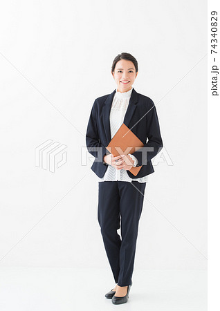 働く女性　20代　全身 74340829