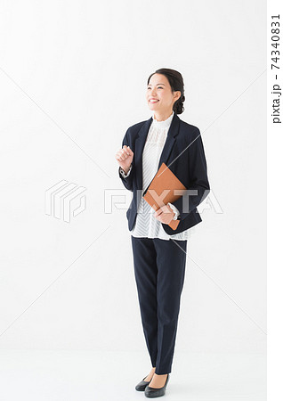 働く女性　20代　全身 74340831