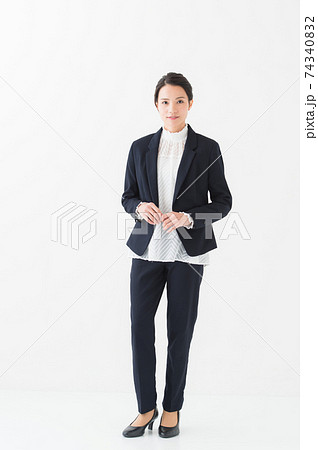 働く女性 20代 全身 働く女性 20代 全身 74340832