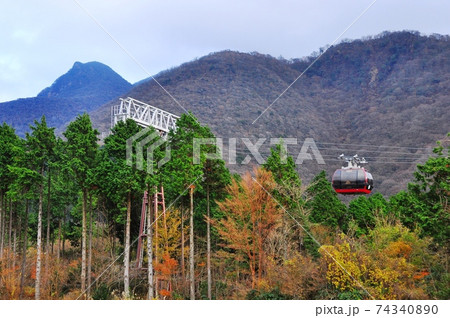 箱根町 箱根ロープウェイと紅葉と山並みの写真素材