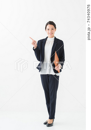 働く女性 20代 全身 働く女性 20代 全身 74340976