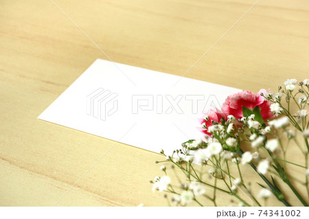 カーネーションとカスミソウの花束とカード 6 カーネーションとカスミソウの花束とカード 6 74341002