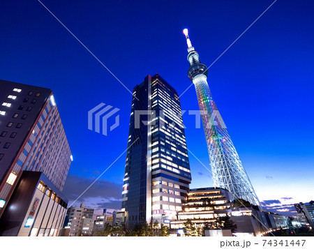 夕暮れの東京スカイツリー 74341447