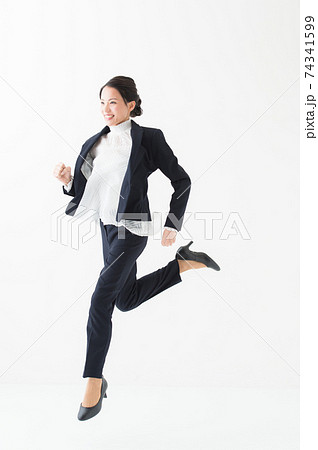 ジャンプする女性　20代　ビジネス 74341599