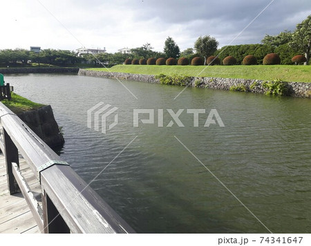 五稜郭公園に流れる川 74341647