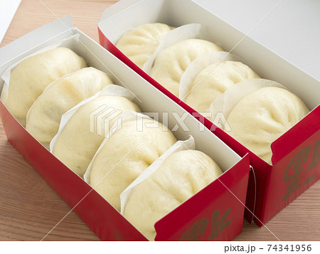 テイクアウトの蒸し立て豚まん テイクアウトの蒸し立て豚まん 74341956