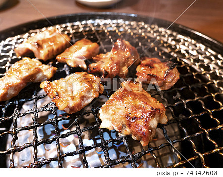 ロースターで焼くカルビ焼肉　焼肉ランチ 74342608