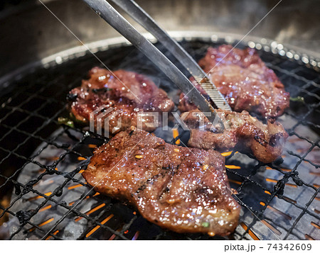 ロースターで焼くジューシーな和牛焼肉【ハラミ】 74342609