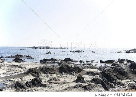 神奈川県三浦市毘沙門の海と岩場の風景 神奈川県三浦市毘沙門の海と岩場の風景 74342812