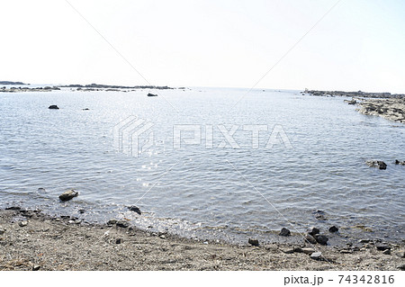 神奈川県三浦市毘沙門の海と岩場の風景 74342816