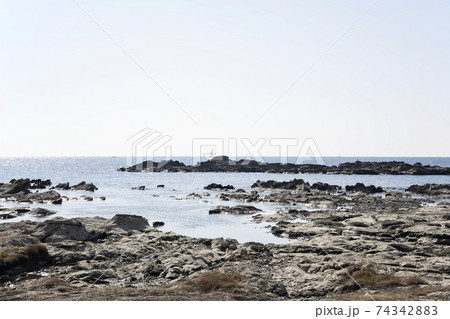 神奈川県三浦市毘沙門の海と岩場の風景 神奈川県三浦市毘沙門の海と岩場の風景 74342883